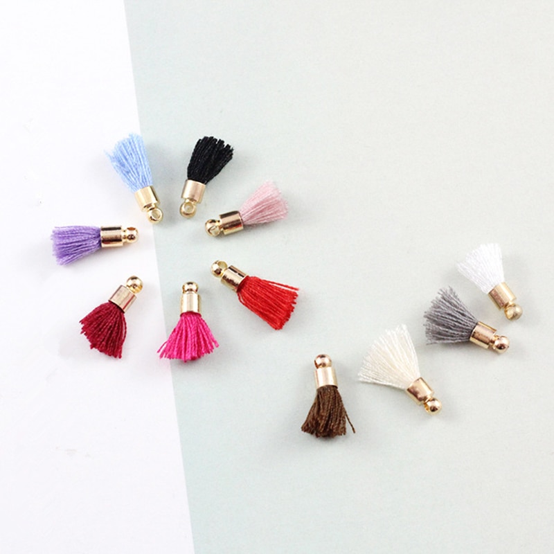 30 st 1.5cm mini bomullstråd tofsar med hattar pysseltillbehör dekorativa smycken armband halsband nyckel mobiltelefon hänge