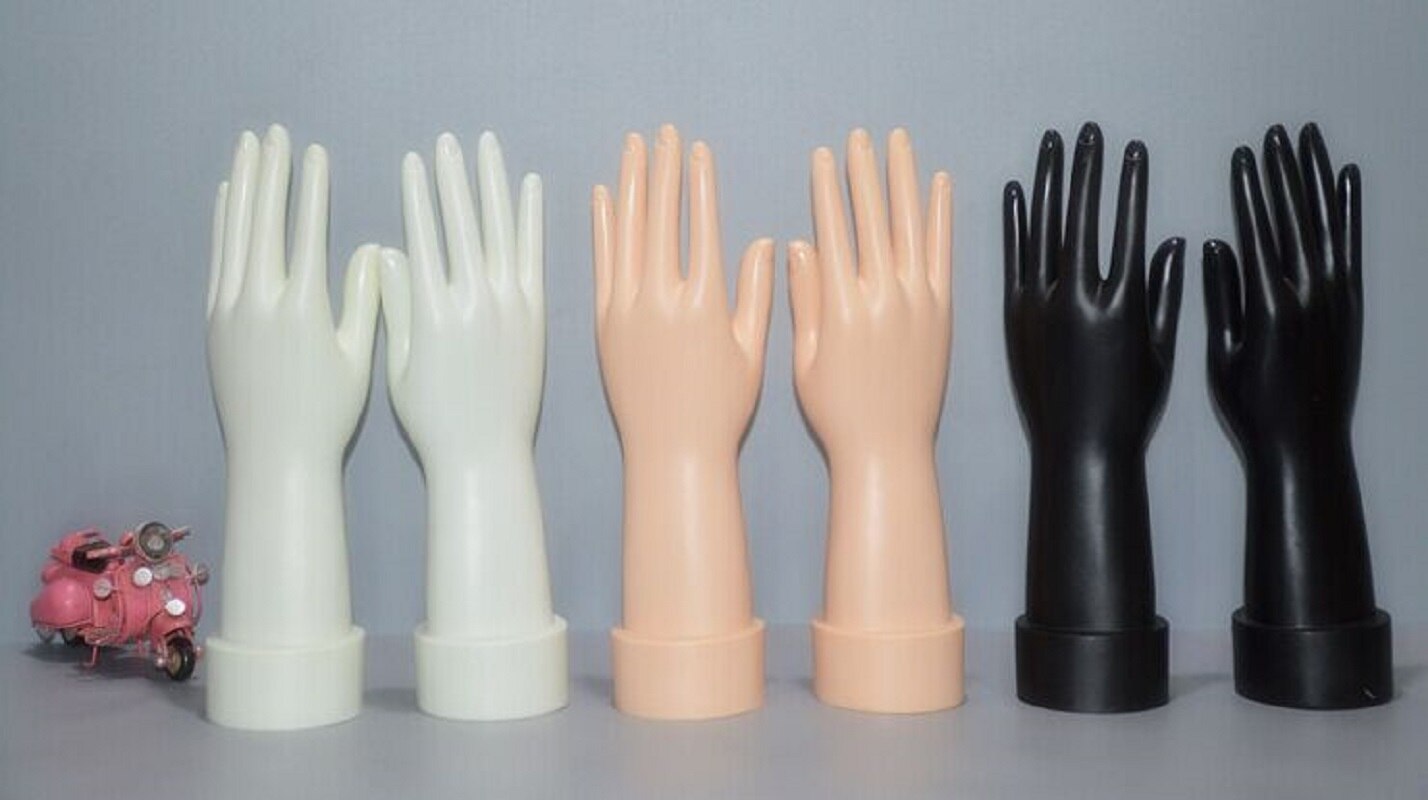 2 stk hvite kvinnelige mannequin håndsmykker spiker vise frem se ringe armbånd hansker kvinner venstre høyre stå vise mannequin hender
