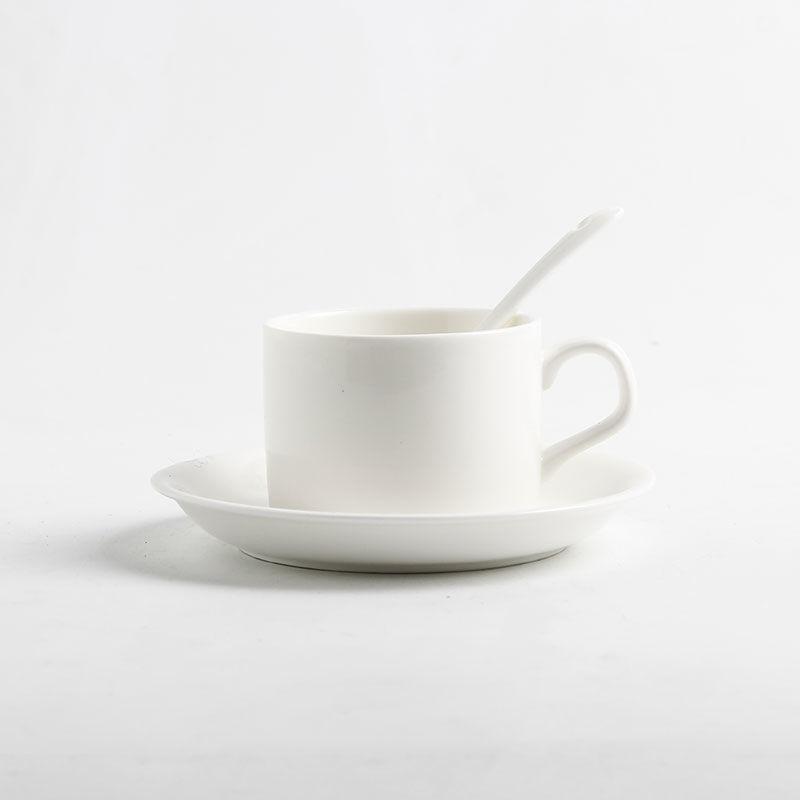 Europæisk enkle søde kaffekopsæt og selvomrørende keramiske krus med ske og bakke jubilæum til mand: 1 stk. a