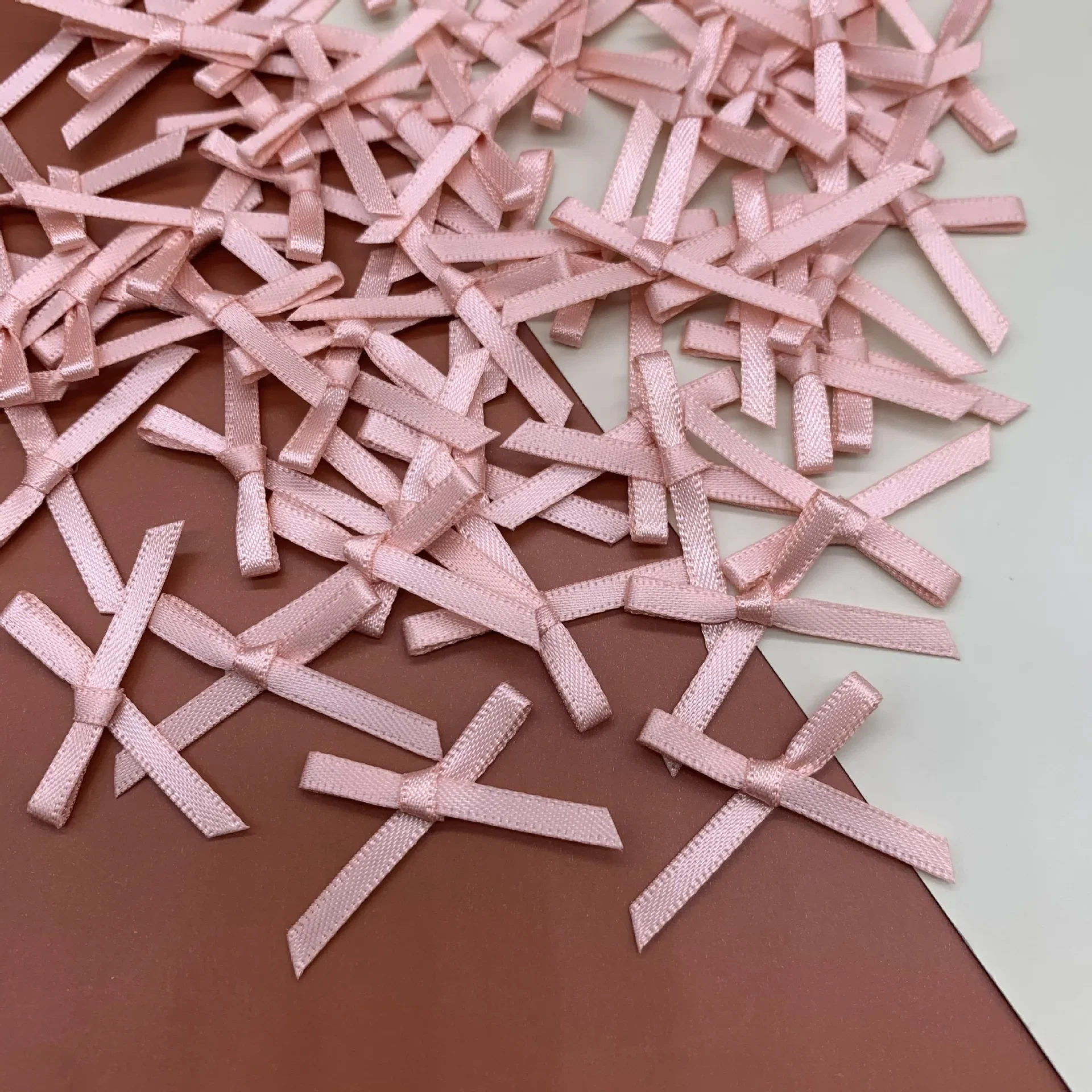 100 Uds Mini cinta de raso flores lazos lazos artesanía Scrapbooking adorno proyectos de bricolaje pajaritas decoración pinzas para el cabello lazos para el cabello de mascotas