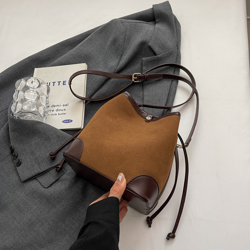 Sac seau rétro en tissu givré avec cordon de serrage, sac à bandoulière simple avec coutures décontractées à la