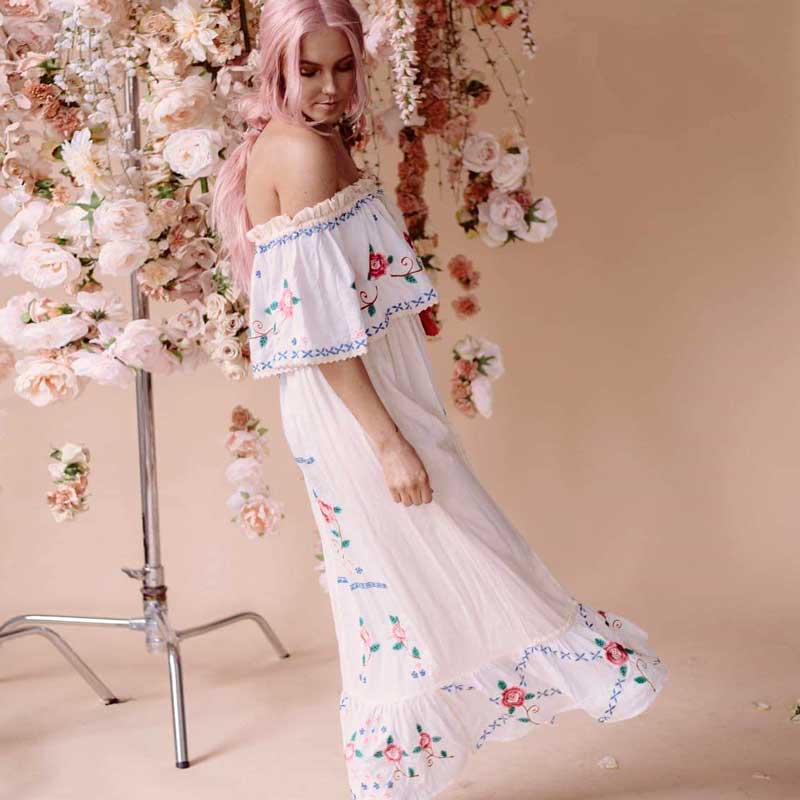 Boho inspireret hvid broderet dess kvinder flæser boho kjole off shoulder blonder trim sommer kjole elastisk lang kjole