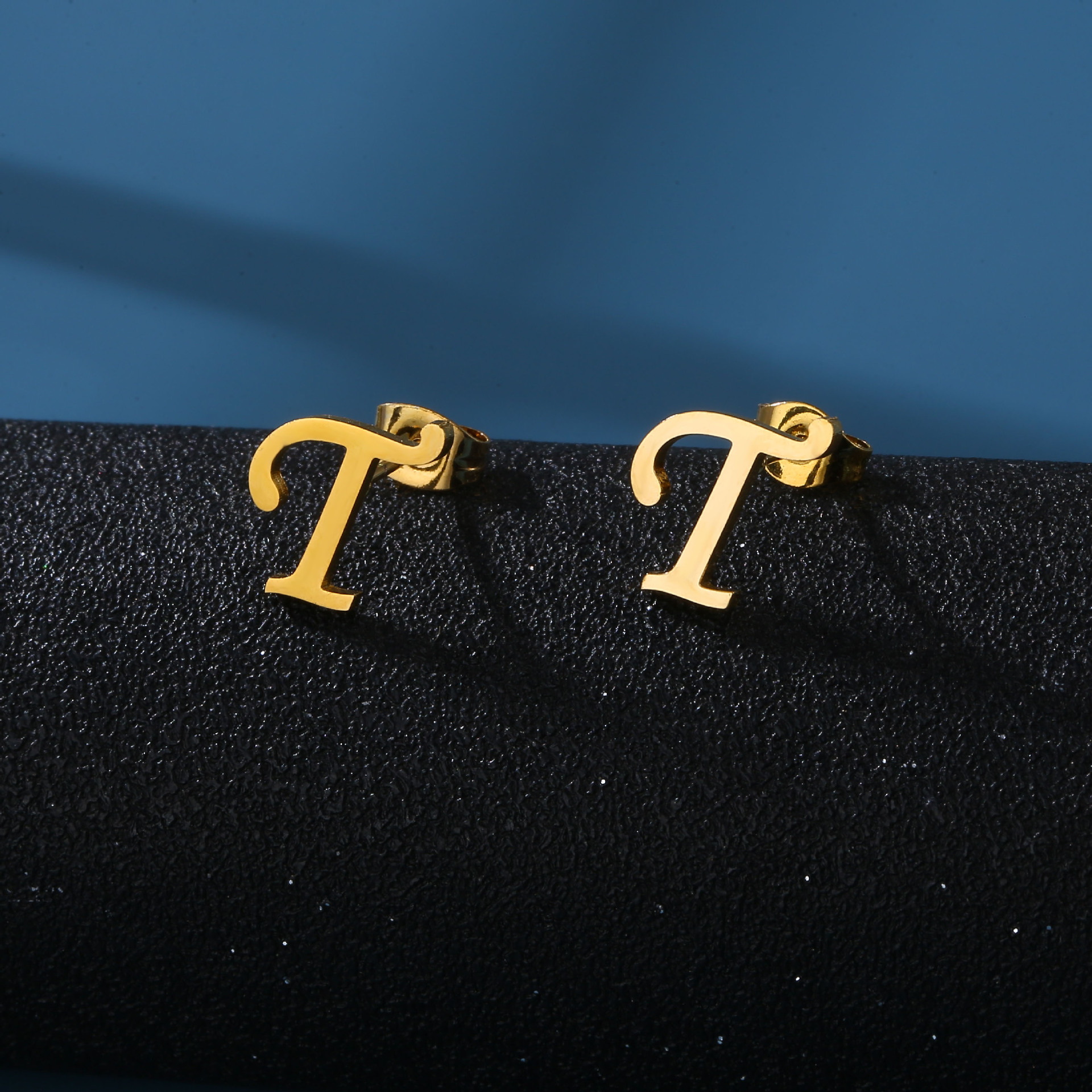 Boucles d'oreilles en acier inoxydable avec lettres initiales minuscules, à la , A/B/C/R/T, 26 lettres de l'alphabet, bijoux pour femmes et amis: En laiton Plaqué