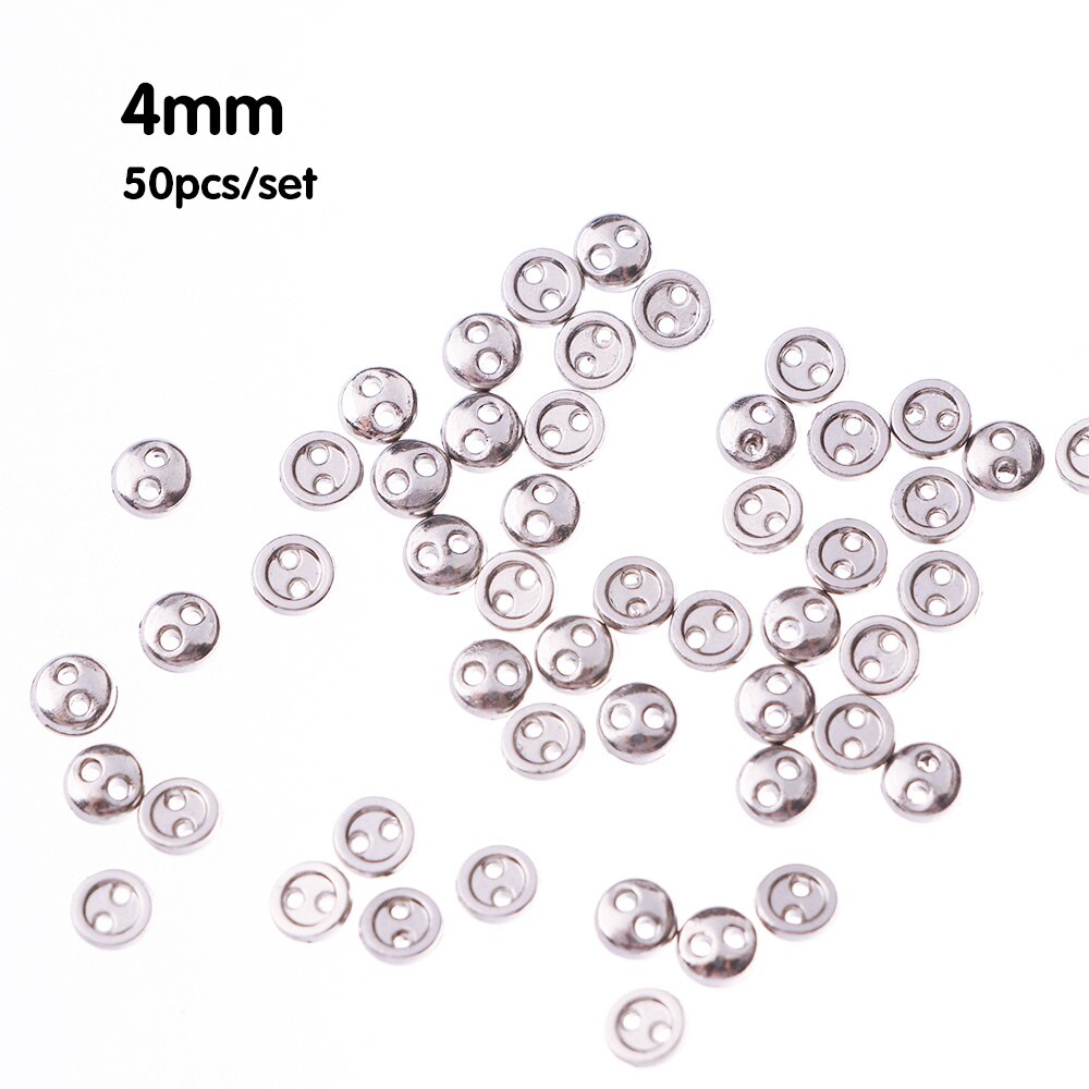 Mini Botón de muñeca para costura de bricolaje, botón de costura de bricolaje hecho a mano con 2 agujeros, botón plano para álbum de recortes, accesorios para ropa, 50 Uds.: 4MM	silver