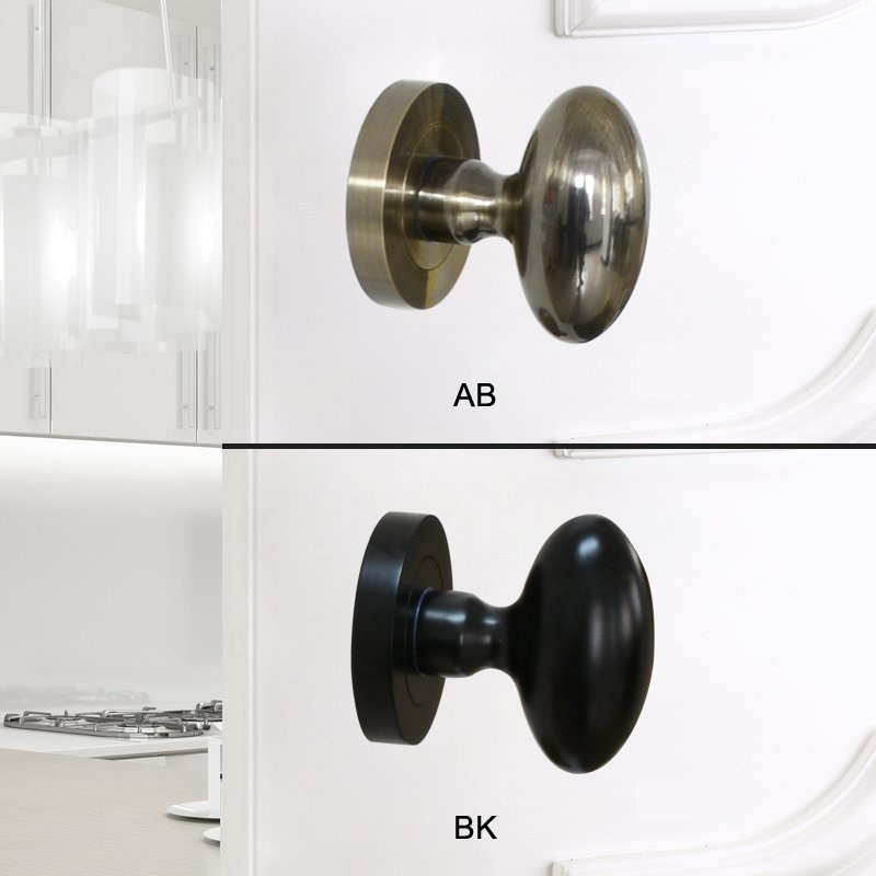 Osynlig dörrbeslag guld svart mörk sidodörr bakgrund pastoral trä dörrhandtag