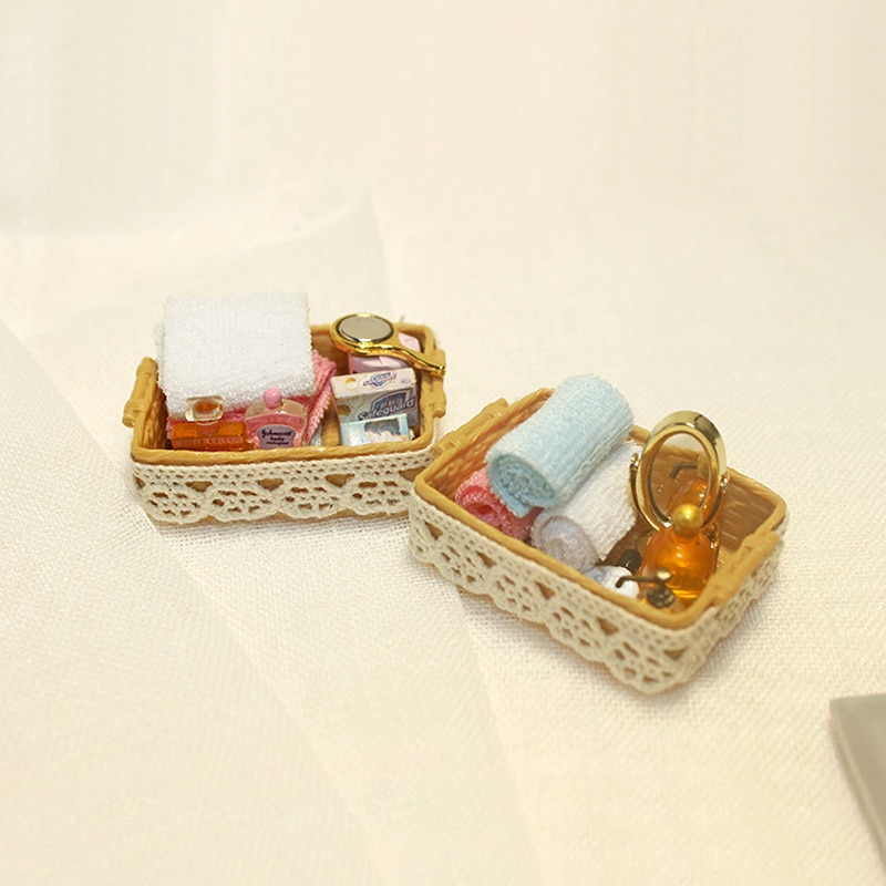 1/12 Miniaturowe lustro do domku dla lalek + perfumy + ręcznik + papier w rolce + grzebień Zestaw koszyków łazienkowych dla lalek OB11 Akcesoria