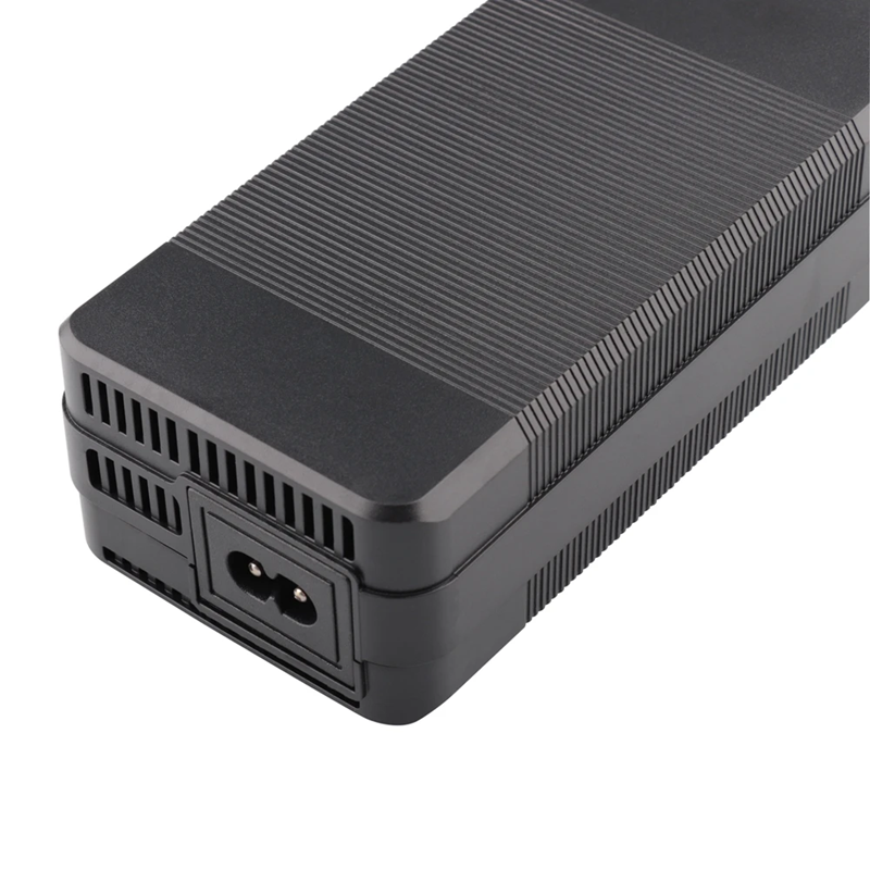 Caricabatteria al litio a ricarica rapida da 54,6 V 3A per caricabatterie agli ioni di litio da 48 V serie 13 di alta qualità con ventola forte dissipazione del calore