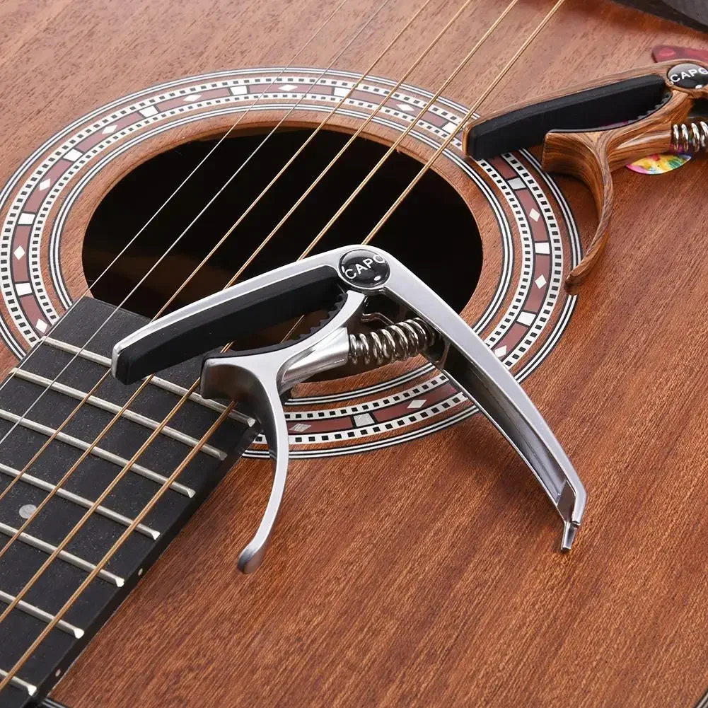Ausgezeichneter Metall-Gitarren-Kapodaster, Einstellclip, Gitarren-Kapodaster für akustische E-Gitarren, Bass, Ukulele mit Plektrenhalter, 1 Stück