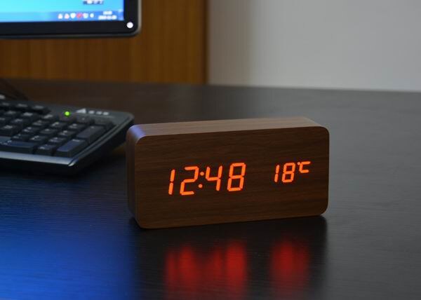 Fibisonic Wekkers Met Thermometer, Hout Houten Led Klokken, Digitale Tafel Klok, Elektronische Klokken Met Kosten: brown red