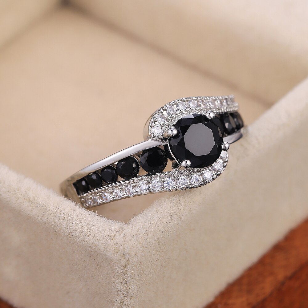 Prachtige Speciale-Interesse Zwarte Steen Vrouwen Wedding Ring Dazzling Crystal Zirkoon Delicate Vrouwelijke Classic Mode-sieraden