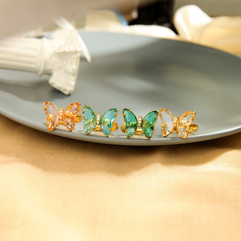 Kissme prachtige veelkleurige glazen vlinder sieradenset voor vrouwen, goudkleurige messing insectenoorbellen, kettingen en ringen