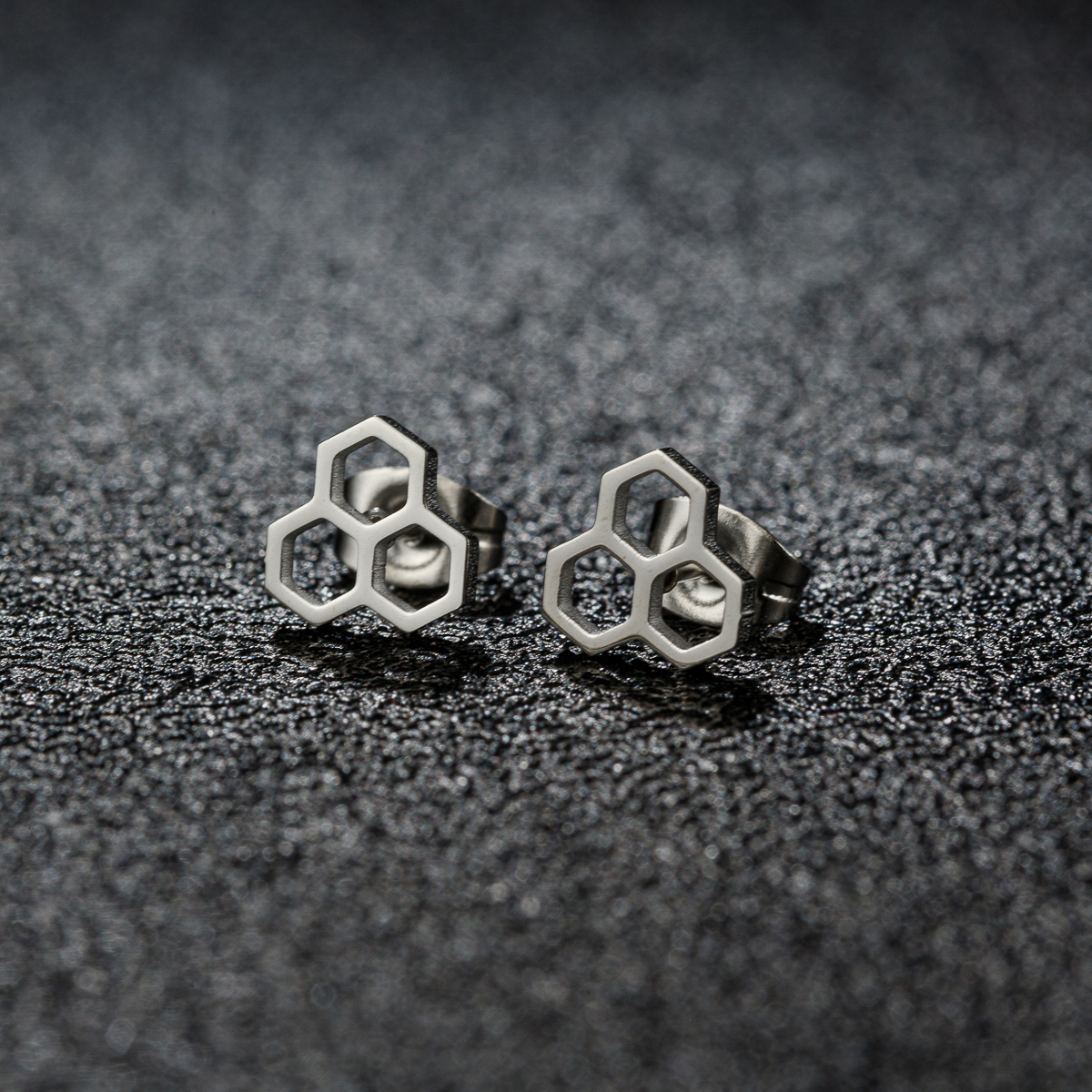 1 par de pequeños pendientes de panal de acero inoxidable para mujer y niña, pendientes hexagonales geométricos, química, pendientes moleculares: Color acero