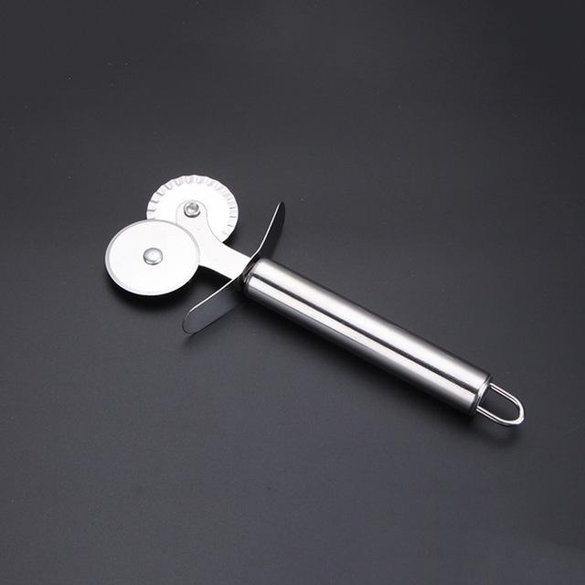 4 Patterns Stainless Steel Pizza Cutter Double Roller Pizza Cake Knife Cutter Pastry Pasta Dough Crimper Kitchen Pizza Cake Tool: C