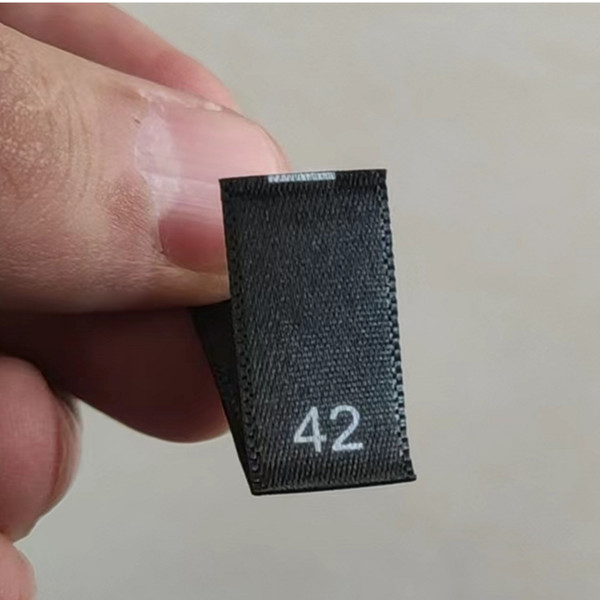 50 stk. sorte satin størrelsesmærker til tøj nummer 34 36 38 40 42 44 46 48 50 52 54 56 58 60 62 print størrelser mærkater fabrik: Antik zink