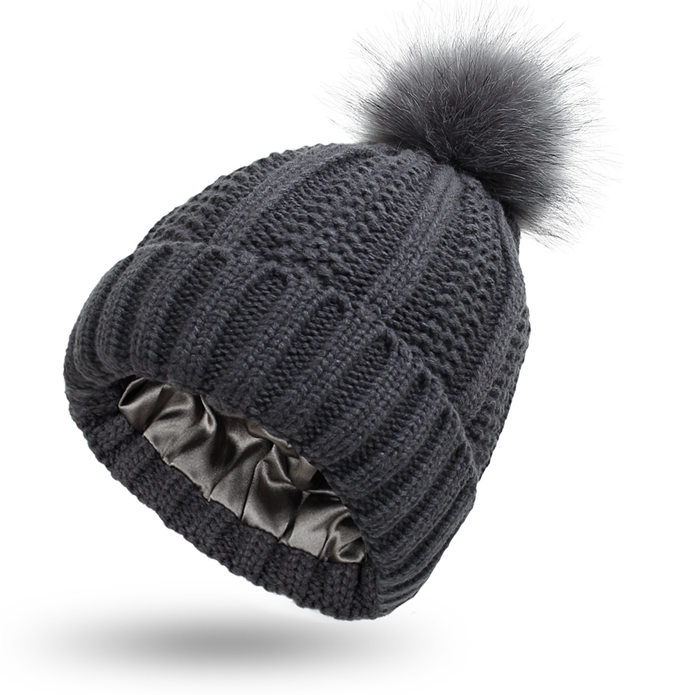 Gorros de satén con forro de seda para mujer, gorros de punto con pompón de piel sintética, para invierno: dark grey