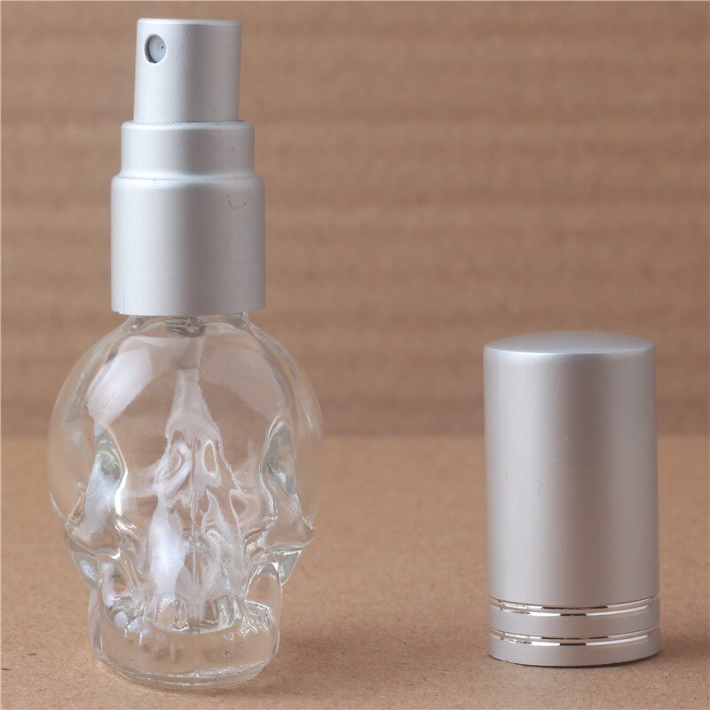 1 stuks 8 ml 3D Schedel Reizen Parfum Flessen MIni Navulbare Parfum Verstuiver Draagbare Glazen Fles met 10 colours: Zilver