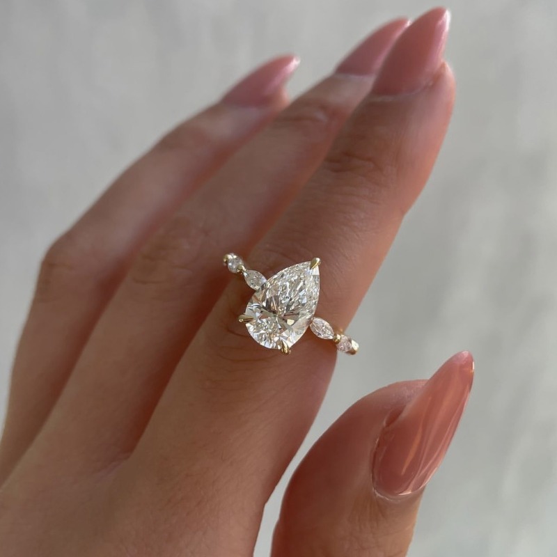 Magnifiques bagues ovales à géométrie couleur or pour femmes, bijoux à la en métal incrusté de pierres blanches