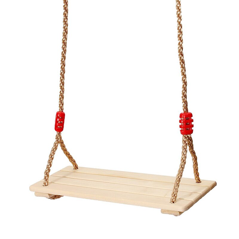 Erwachsene und kinder schaukeln auf einer hölzernen seilschaukel.