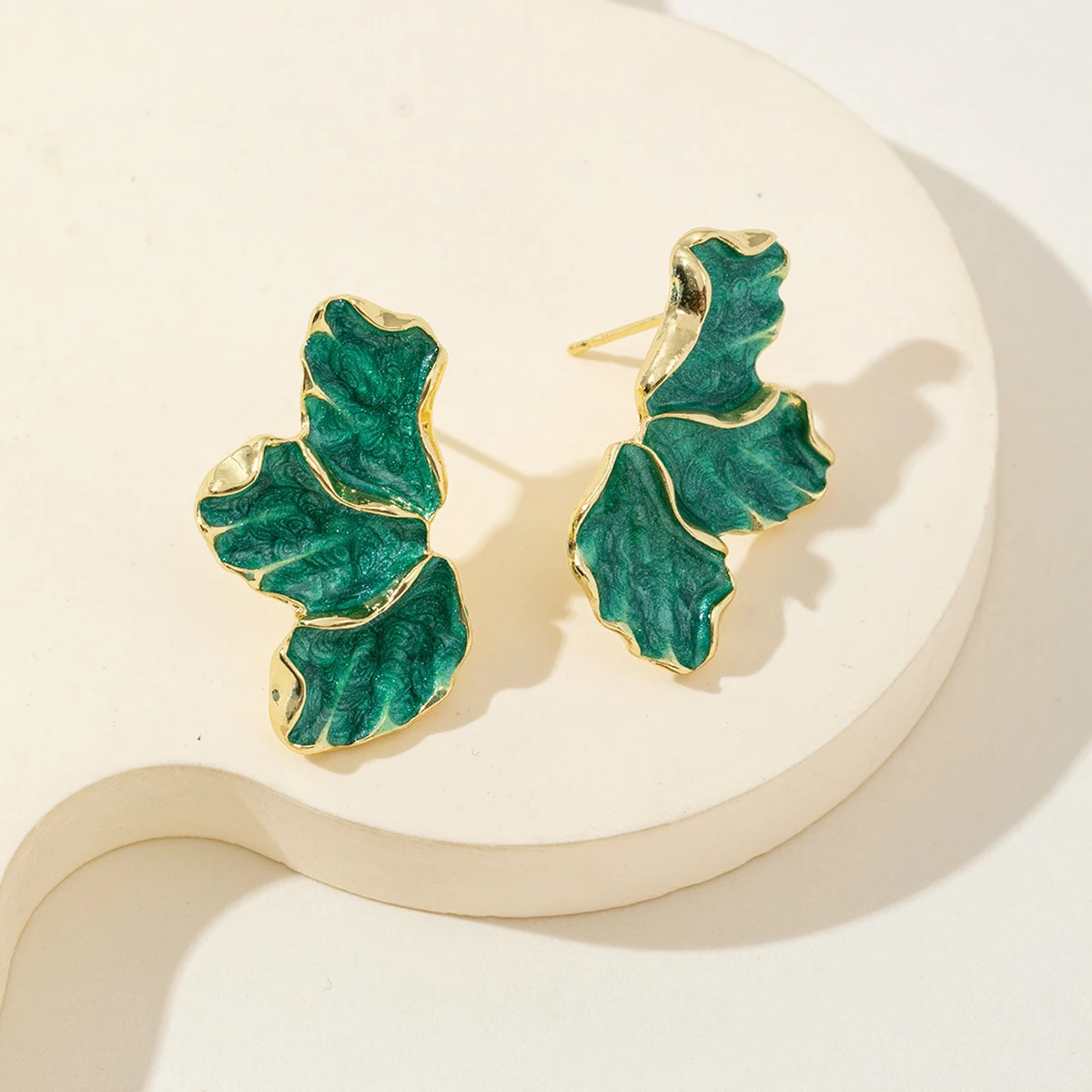 Pendientes de tuerca de color crema con flores de Metal para mujer, pendientes de poste irregulares chapados en Color dorado a la , pendientes llamativos de pesado: Bañado en rodio de imitación