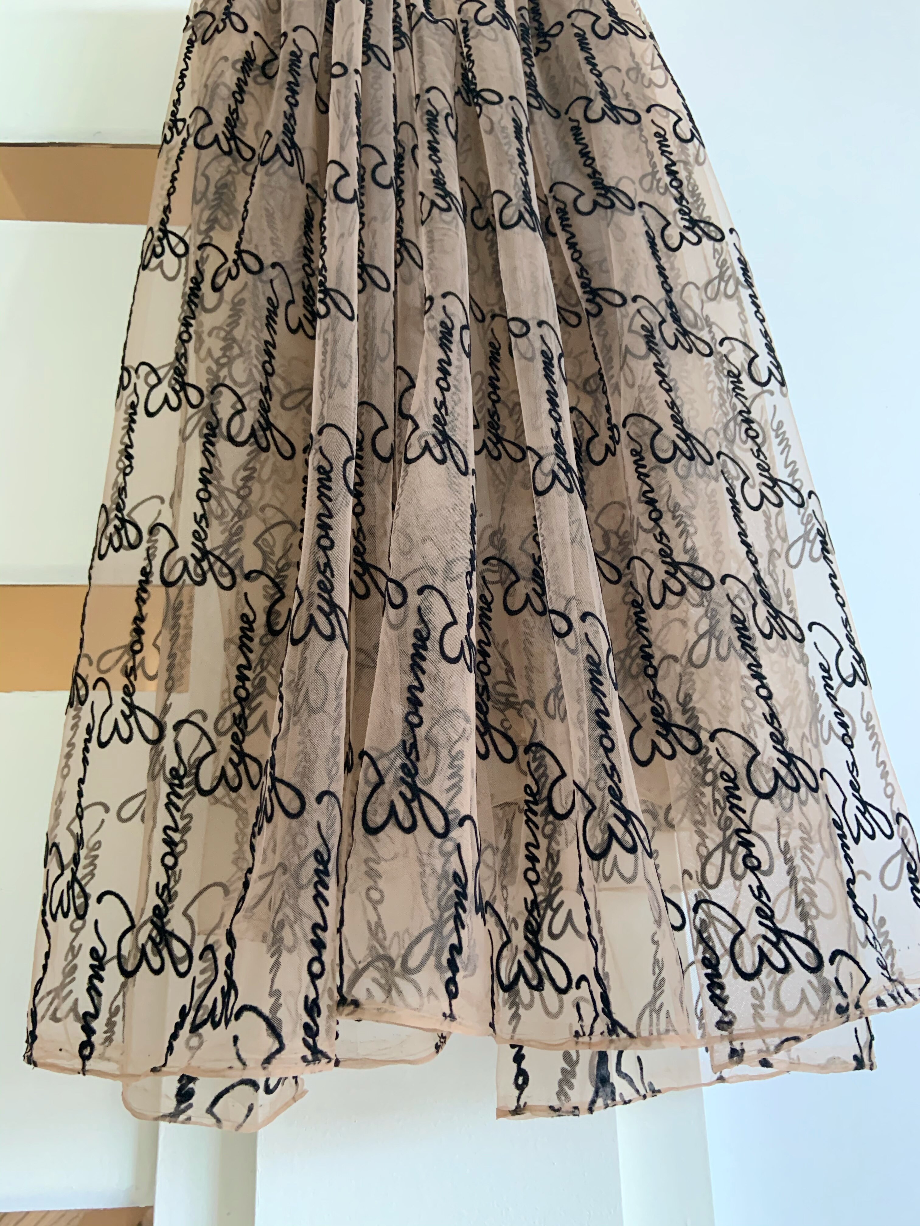 1 yard broderet tyl mesh blonde stof med fløjl ord stretchy nude tan tyl blonde stof med script øjne på mig