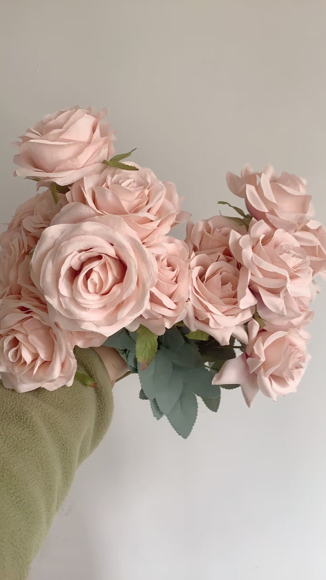 Decoración de boda, rosa polvoriento, rubor, café ligero desnudo, arroz, rosa artificial blanca, fila de flores, guía de camino, flor,