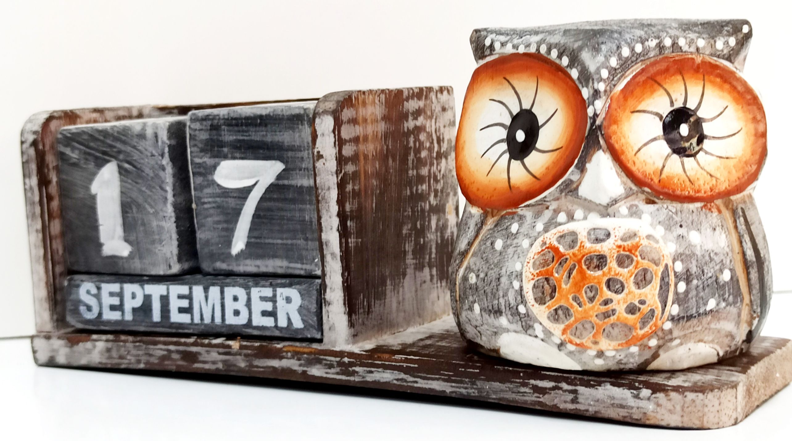 Endless Desk Calendar with Wooden Authentic Decorative Owl