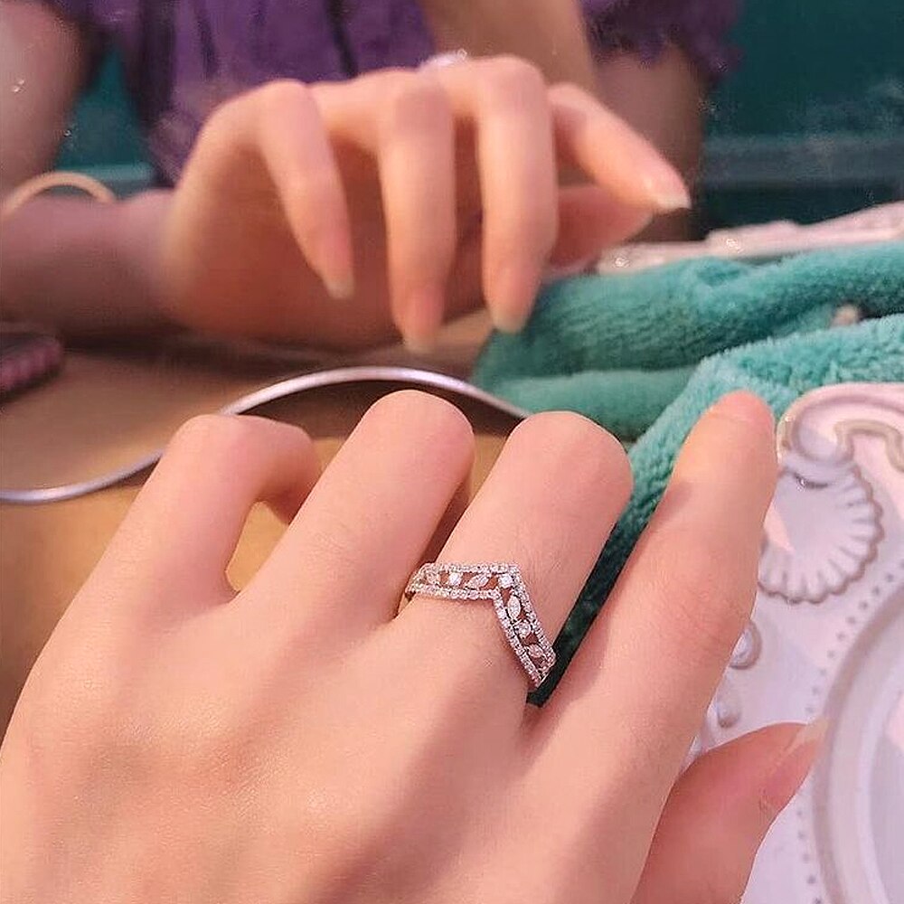 Huitan Verklaring Vinger-Ring Voor Vrouwen Eenvoudige V Luxe Dazzling Cz Stone Bridal Wedding Party Accessoires Sieraden
