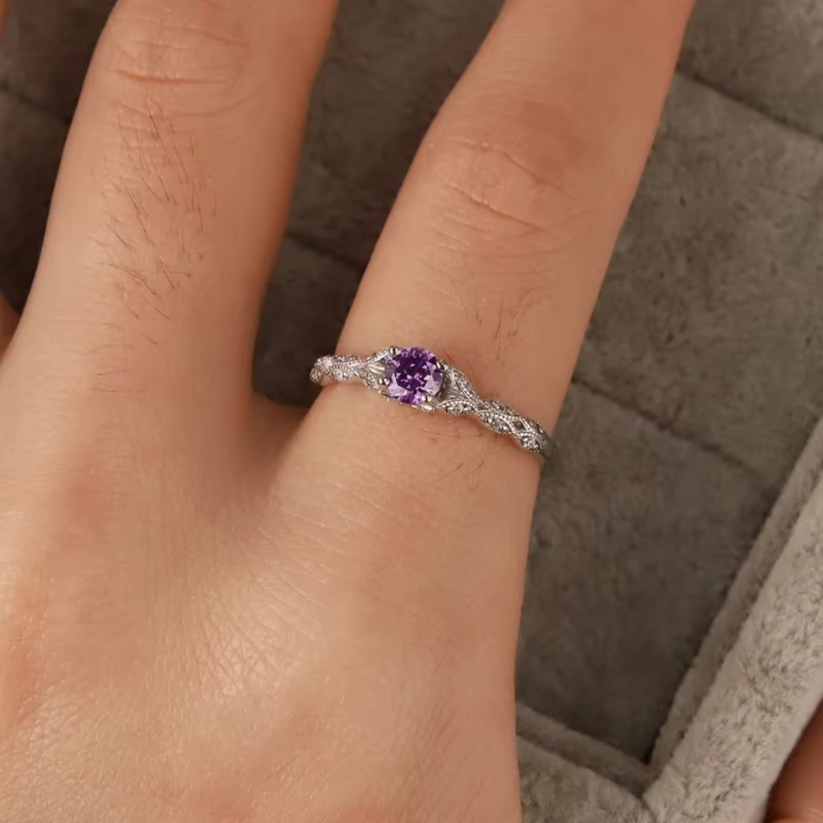 Anillo de plata ligero de lujo con circonita amatista para mujer, anillo con temperamento de gema de simple europea y americana