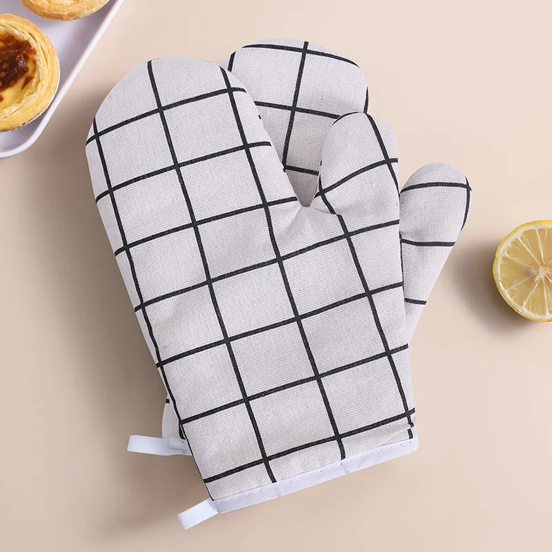 2 pieces of insulated kitchen gloves, heat-resistant microwave gloves, heat-resistant thickened grid oven gloves: WHITE
