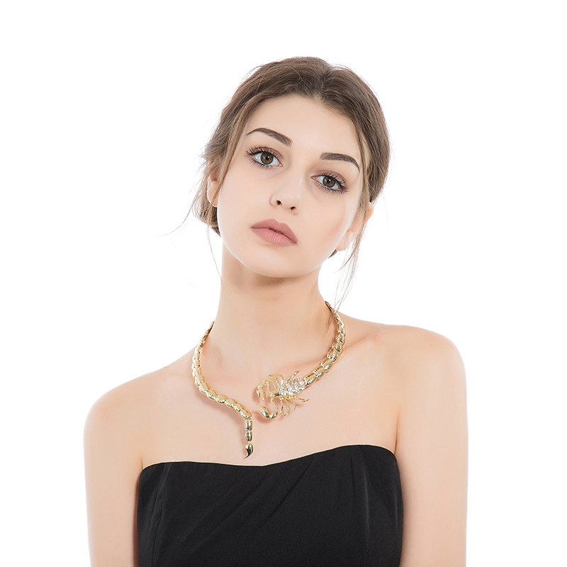 Europa og usa smykker guldlegering vedhæng corpion halskæde krave til kvinder