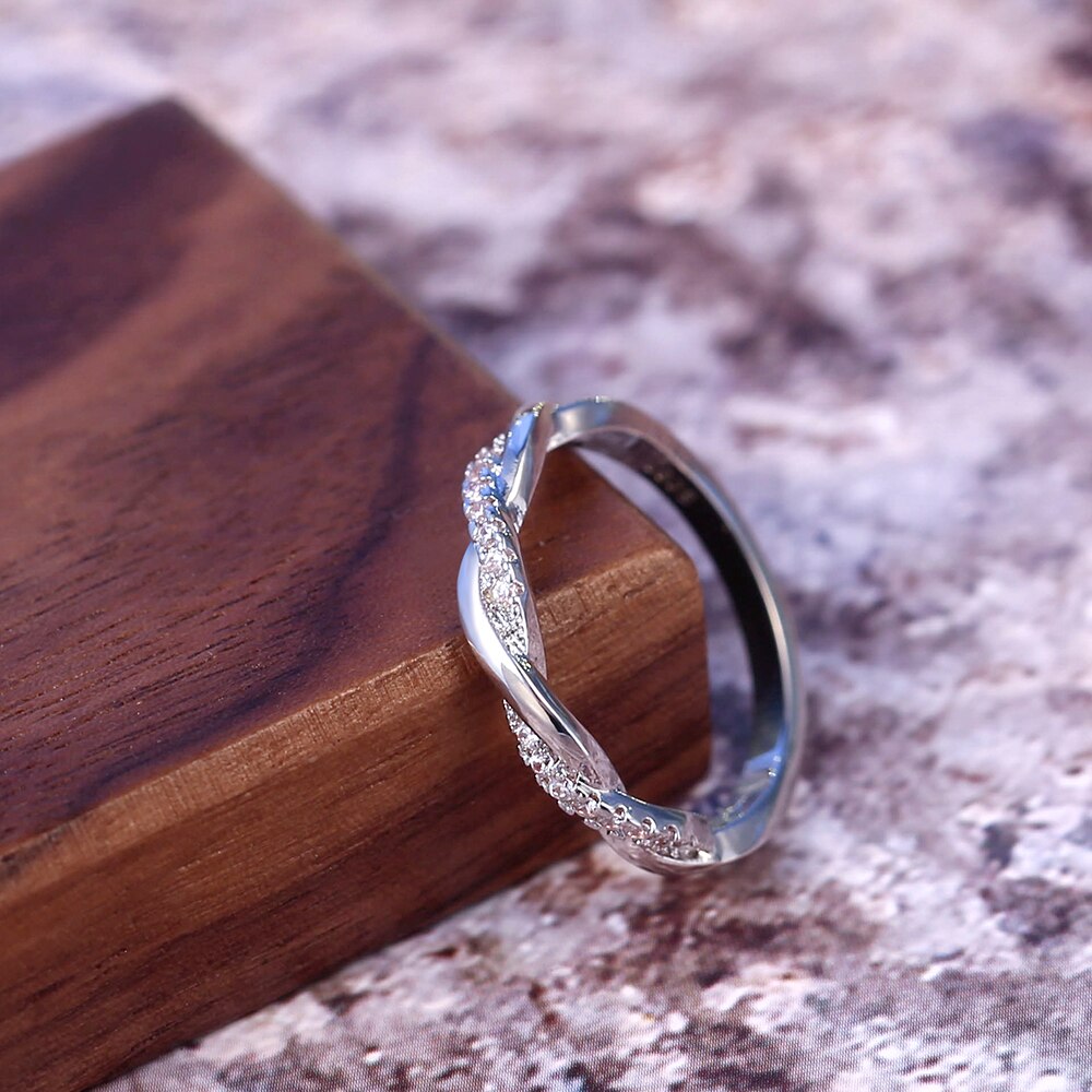 Huitan romantiske enkle ringe til piger moderne twist formet med mikrobrolagt minimalistisk stilfuldt cool tilbehør