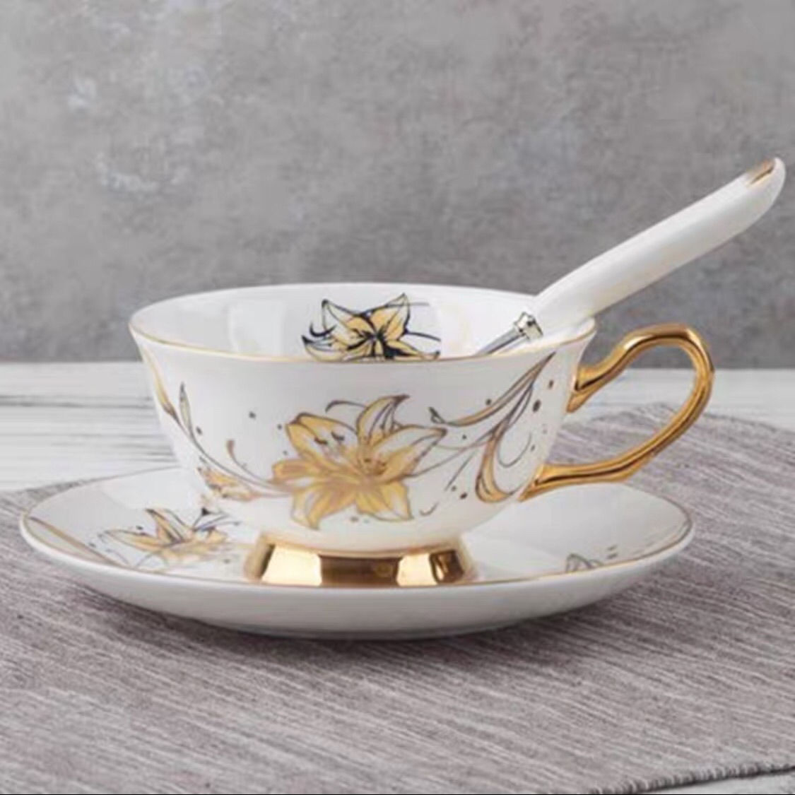 Europe Noble Bone China Coffee Cup Saucer Spoon Set 200ml Luxury Ceramic Mug Top-grade Porcelain Tea Cup Cafe Party Drinkware