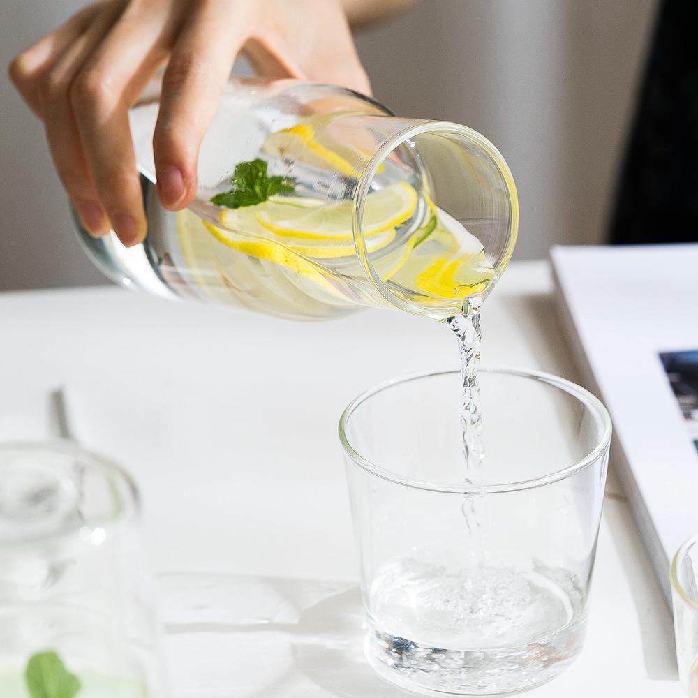2 st/set vattenkaraffel med tumbler glas kallvattenflaskkopp koppar sängkanna vattenkanna högtemperaturbeständig flaska