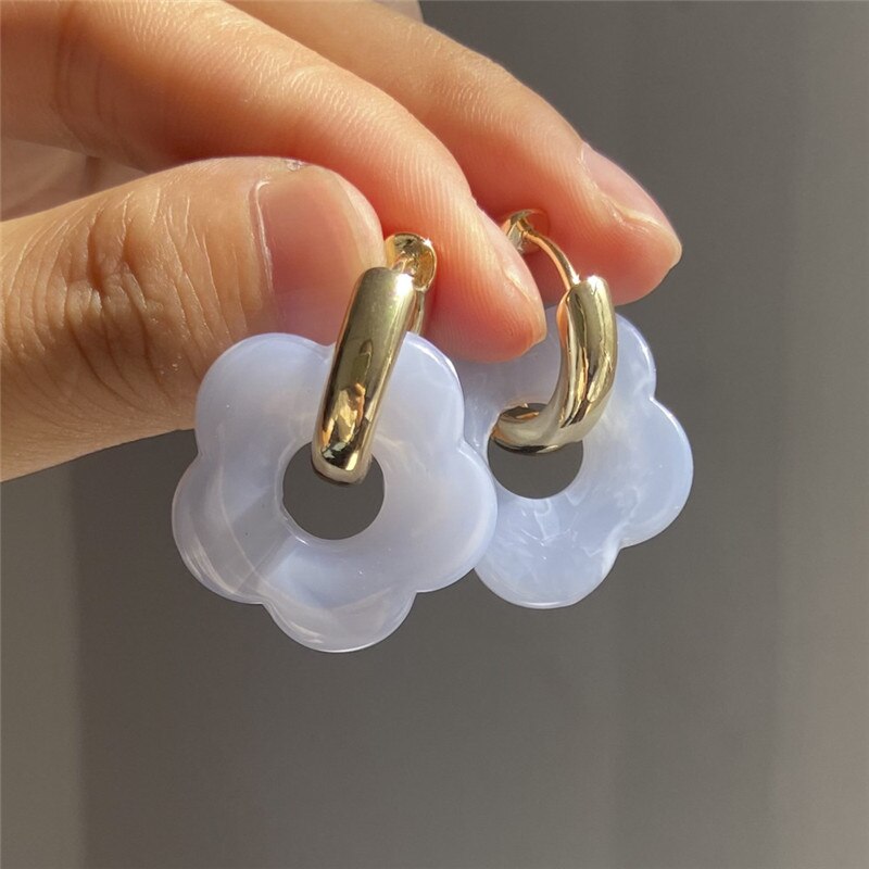 Retro Daisy Flower Resin Earrings Minimal Jewelry Neon Hollow Flower Blossom Acrylic Hoop Earrings Flower-shaped Resin Acetate: blue grey