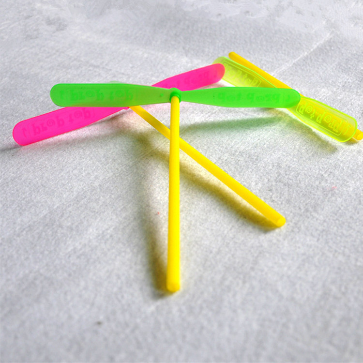 Plastikowa bambusowa ważka ręcznie pocierająca bambusowa ważka zabawka latająca