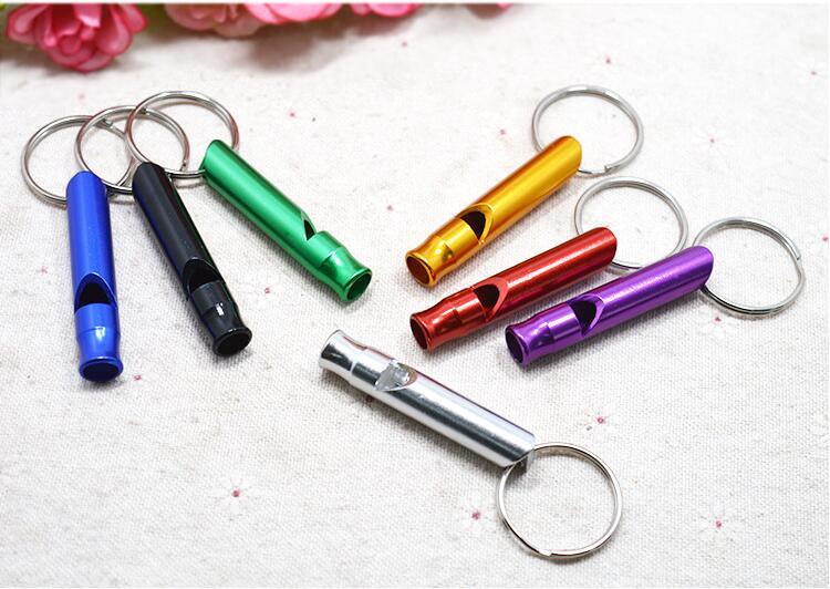 1 pcs Willekeurige Kleuren 4.5 cm Aluminium Papegaai Training Fluitje Fluit Draagbare Sleutelhanger Verstelbare Fluitje Alarm