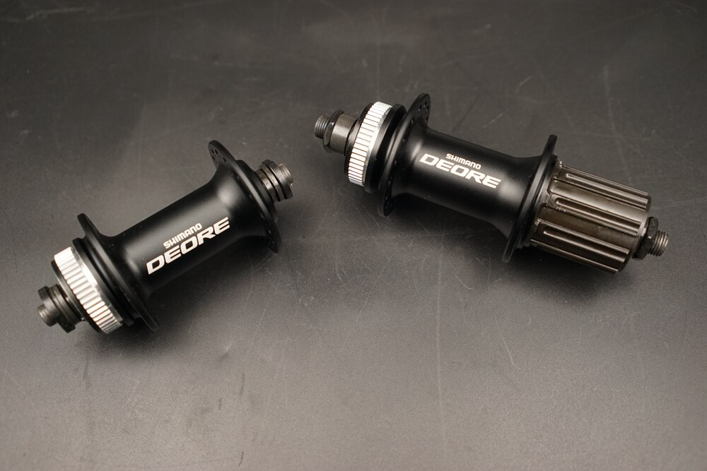 Shimano Deore HB - M615 centro delantero y trasero, cerradura central, Frente QR 9x100mm/trasero 10x135mm 1 par, negro
