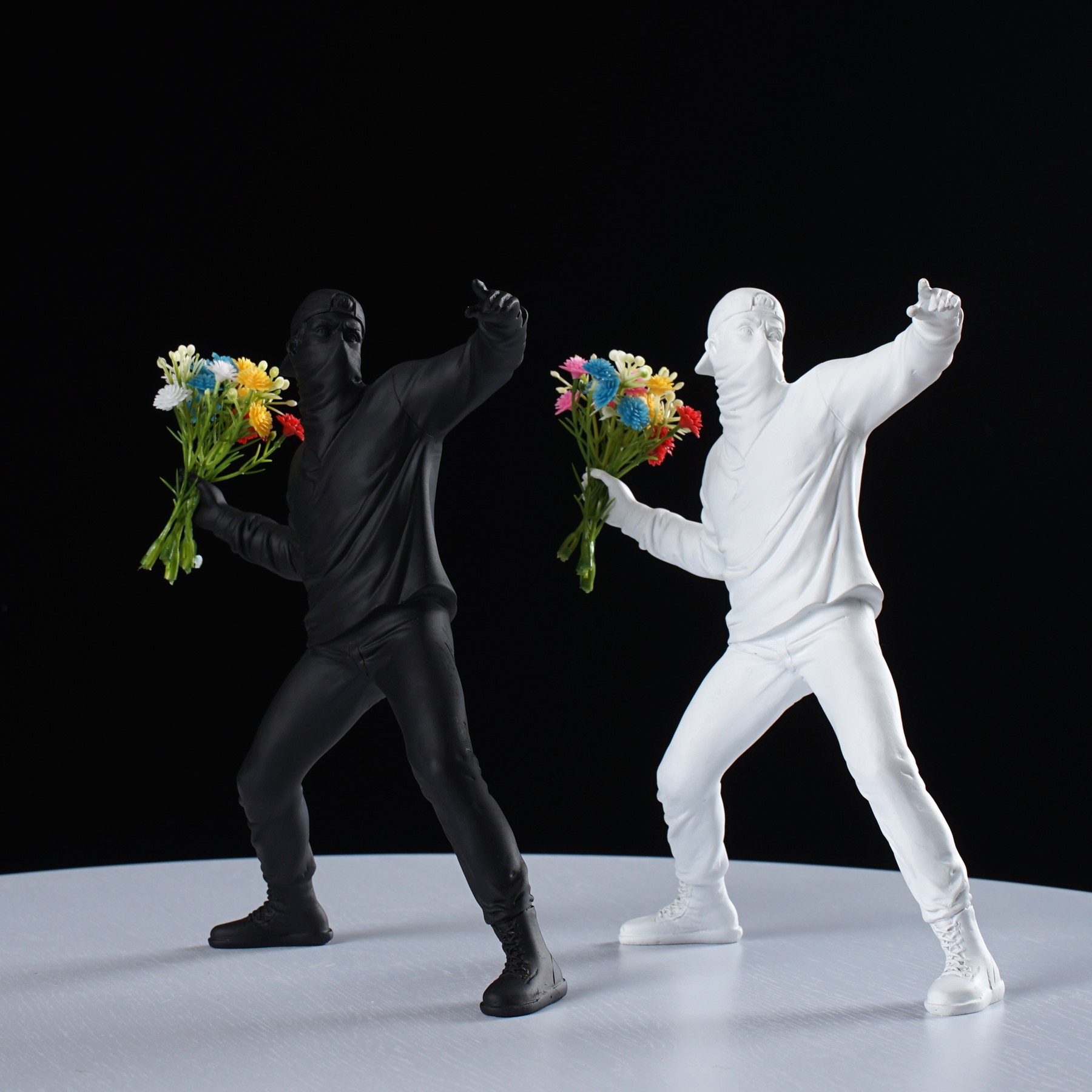 Colección de escultura de Vilead Banksy, estatua lanzadora de flores, arte Pop, globo moderno, estatuilla de niña, decoración del hogar para oficina y calle
