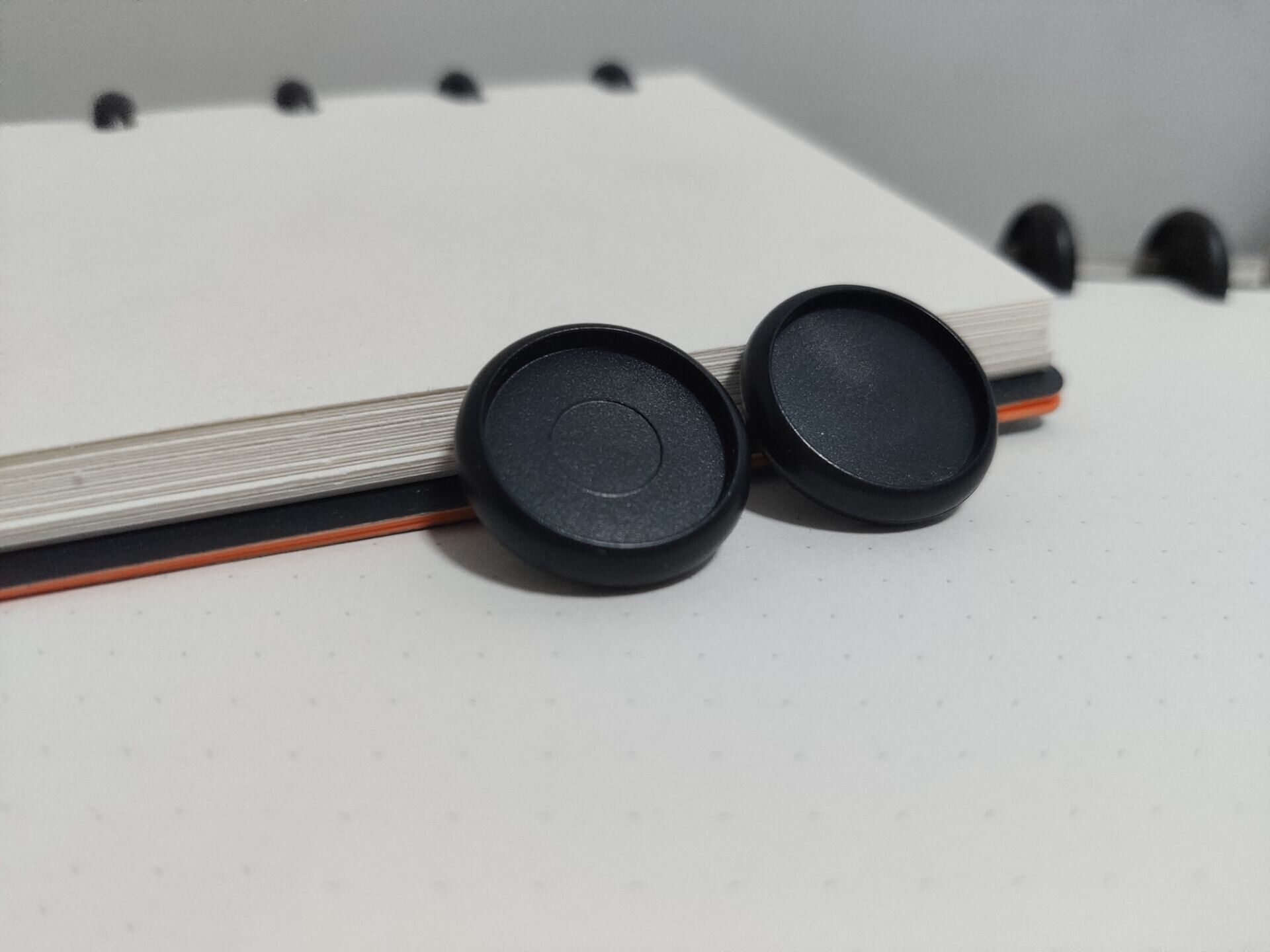 12Pcs Black Binding Discs Plastic Round Buttons Loose-leaf Coil Notebook Disc Arc T Mushroom Hole Binder Buckle Office Supplies: Black 24mm