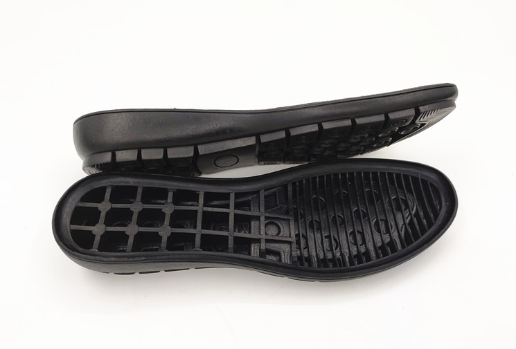 Cambiar suelas de mujer media pendiente con zapatos informales de goma deslizantes a mano con accesorios de material de reparación plano de ranura superior