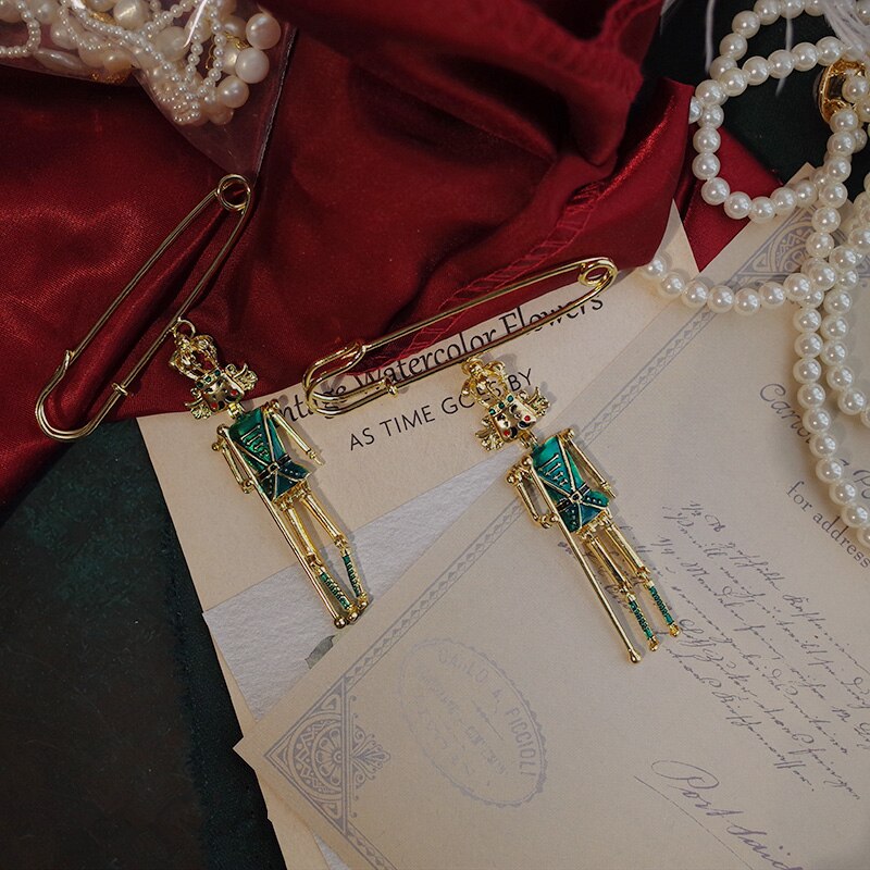 HUANZHI 2020 Nuovo Umani Viso Ritratto catena di Metallo Vintage ▾ Spilla Vecchio Cartone Animato Modelli di Smalto del Cappotto Dei Monili Accessori per le Donne Degli Uomini