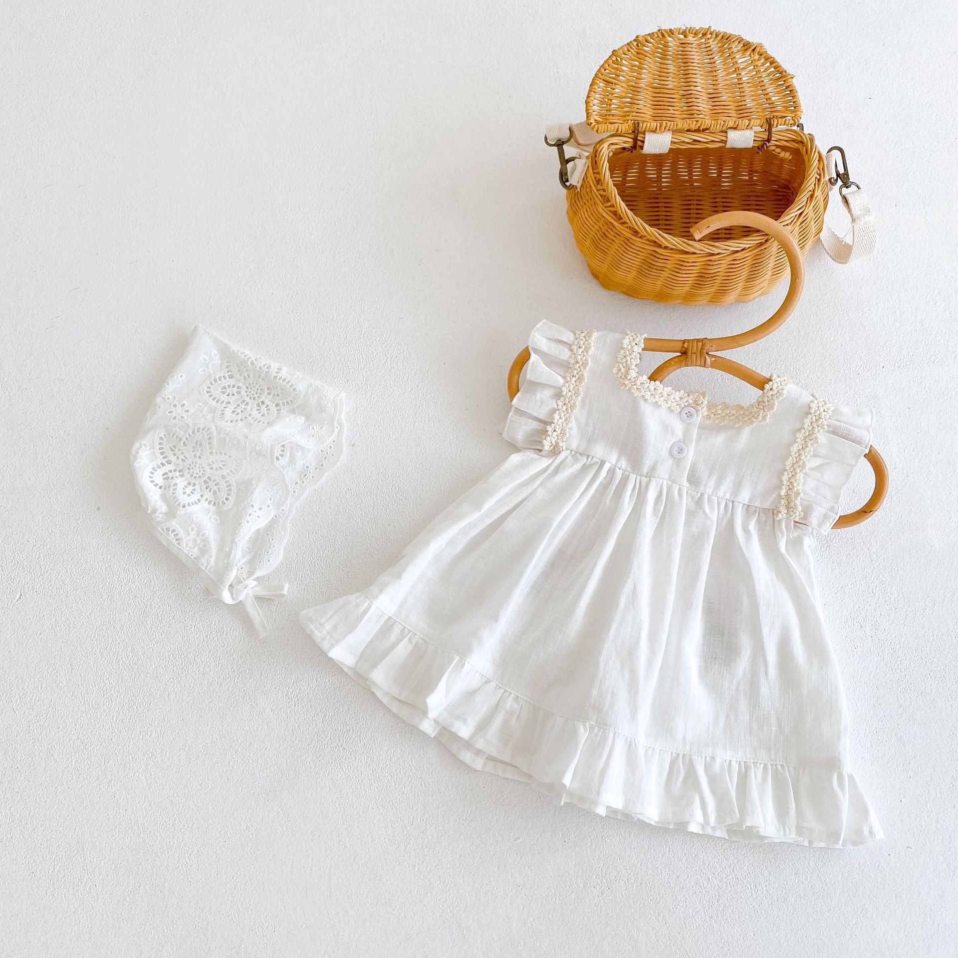 Vestito estivo senza maniche ricamato a fiori in cotone per bambina