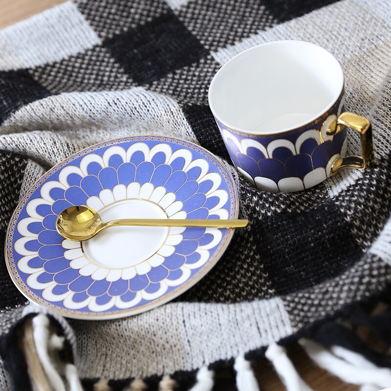 Taza de café de cerámica de lujo británico, juego de taza y platillo de café pequeño europeo para el hogar, té de la tarde, exquisita taza, cuchara y plato LB523