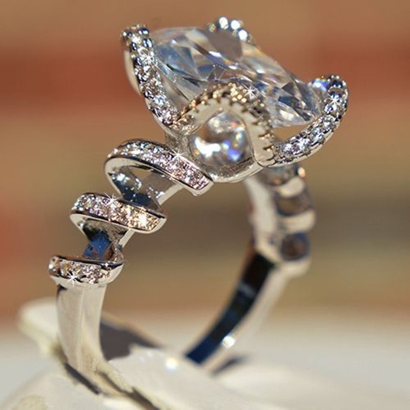 Huitan Prachtige Spiraal Band Ring Voor Vrouwen Met Clear Cz Steen Luxe Wedding Engagement Sieraden Ring Mooie Accessoires