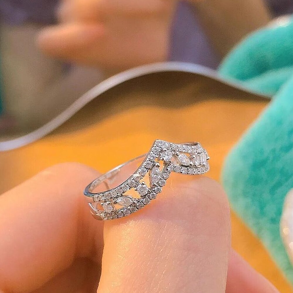 Huitan Verklaring Vinger-Ring Voor Vrouwen Eenvoudige V Luxe Dazzling Cz Stone Bridal Wedding Party Accessoires Sieraden