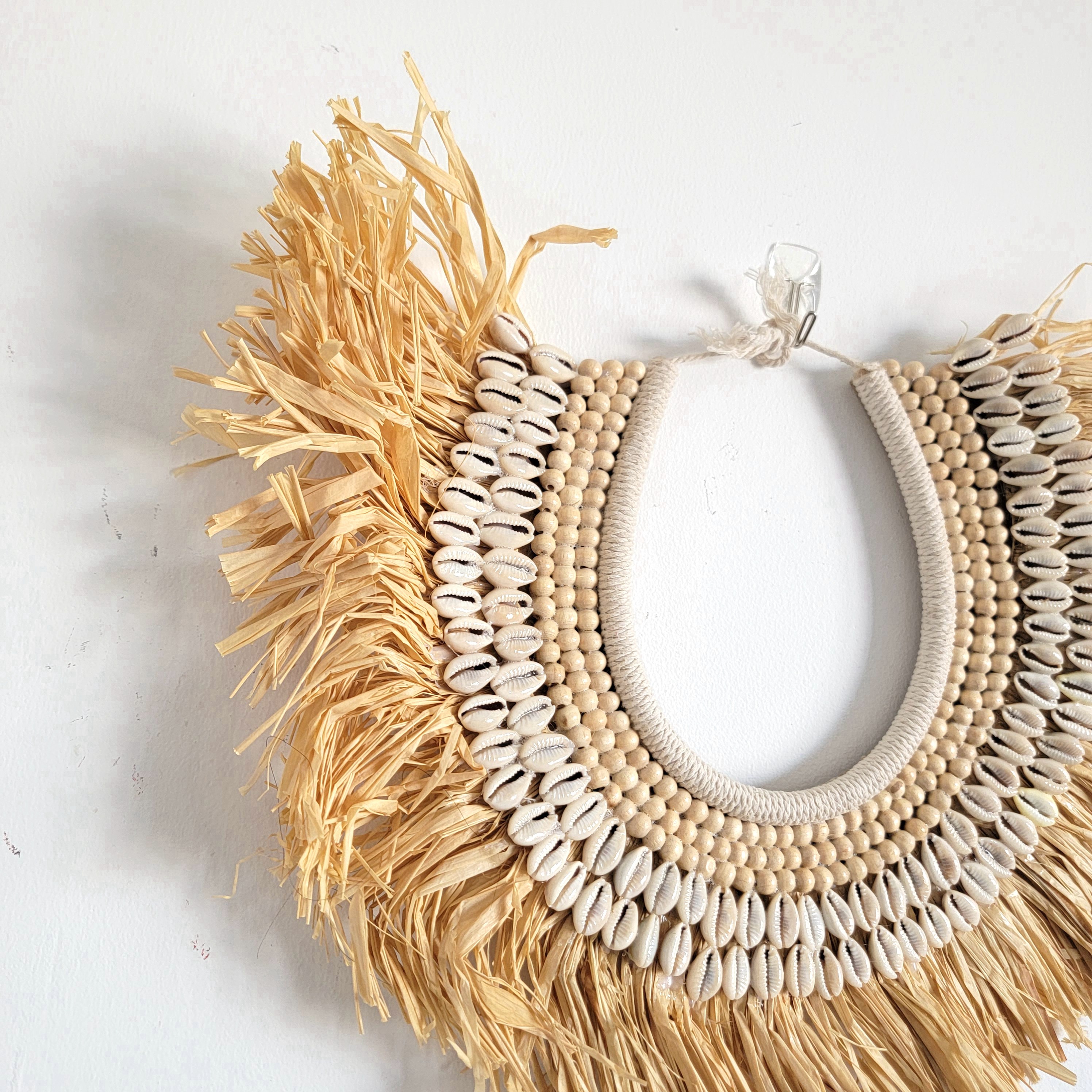 Raffia decoraties - wanddecoratie - raffia decoratie - raffia met schelpen en houten kralen -w39cm, h28cm