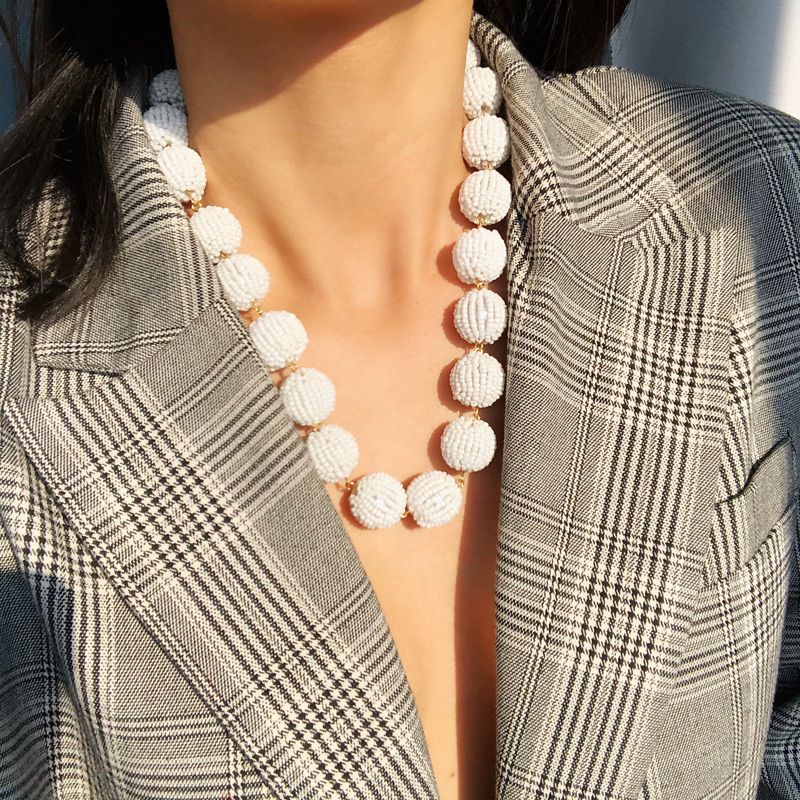 Halskette im retro-boho-stil mit perlenbesatz, reinweiß, leicht und extravagant – das perfekte accessoire für festliche anlässe.