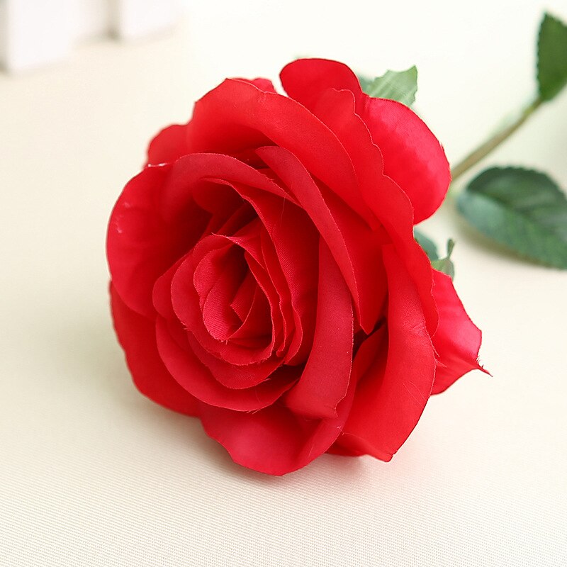 9 stk. grenstamme latex rose hånd føler filt simulation dekorativ kunstig silikone rose blomster hjem bryllup: Rød
