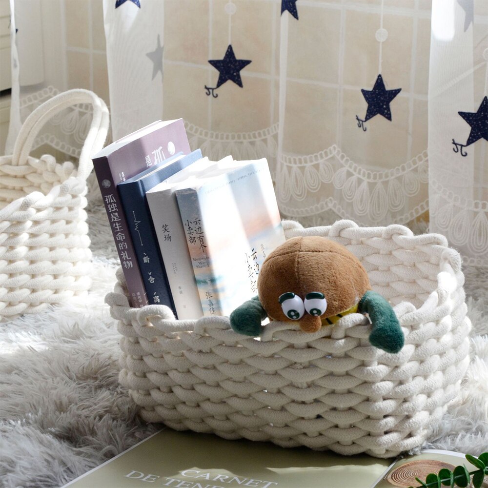 Decoratieve katoenen touwmand van macramé, boho, geweven kwastjes
