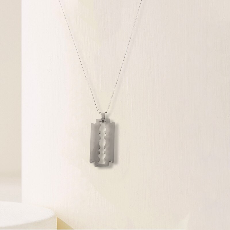 Collar de cadena con colgante de hoja de afeitar de acero inoxidable para hombre, plateado